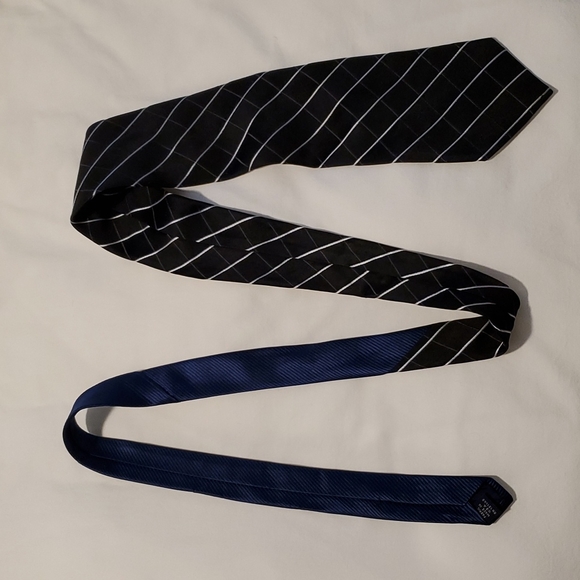 Men's Tommy Hilfiger black pattern with blue, 5 foot in length - Picture 1 of 6